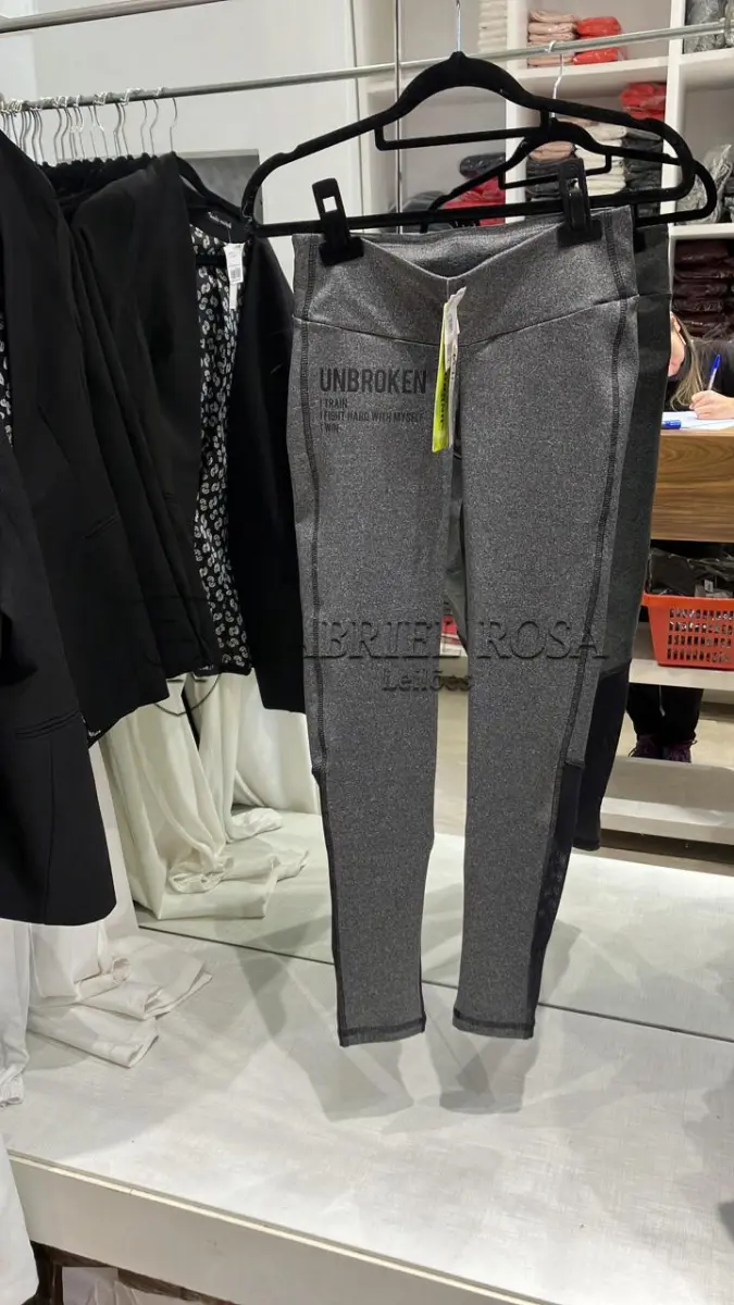 LOTE 001 - Calças Femininas, Bermudas Femininas, Blusões e Blusas de Lã,  Toucas, Camisas Femininas, Camisas Femininas Manga Longa, Macacão Feminino, Saias Femininas, Vestidos Femininos, Biquinis, Maiôs, Jaquetas de Couro Sintético, Jaqueta de  Brim Feminina, Casaco de Lã Feminino, Casacos Femininos, Camisetas Masculinas Manga Curta