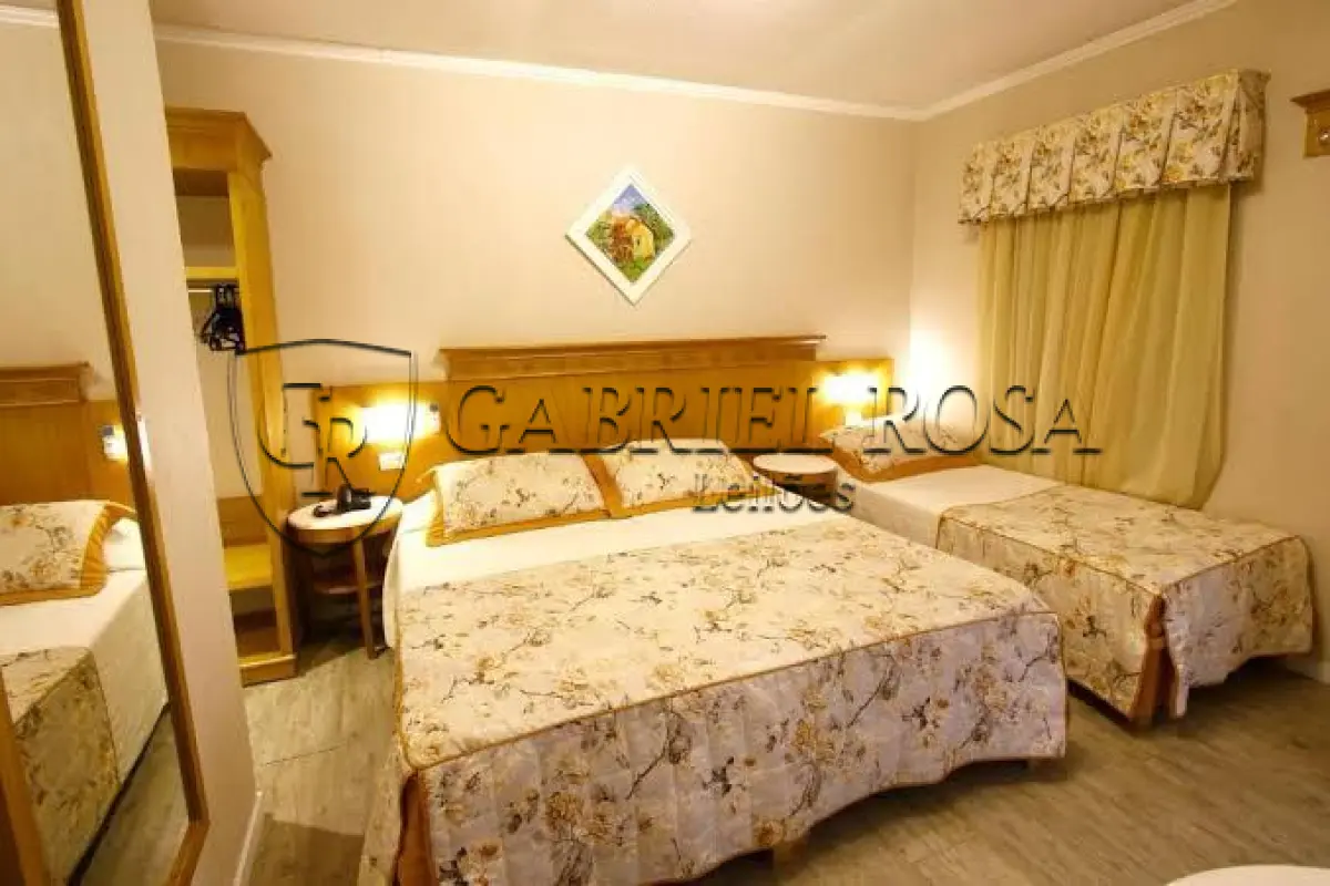 LOTE 001 - Hotel em plena atividade, com 78 apartamentos e demais dependências e instalações e o respectivo terreno com a área superficial de 1.200,00 m², situado na Rua João Carniel, nº 567, Bairro Carniel, Gramado/RS. Matrícula nº 6.832 do Registro de Imóveis da Comarca de Gramado/RS, e conforme Certidão de Construção nº 108 da Secretaria de Fazenda da Prefeitura Municipal de Gramado. NA PRIMEIRA HASTA PÚBLICA SERÃO ACEITOS LANCES A PARTIR DE 70%(setenta por cento) DA AVALIAÇÃO DO IMÓVEL.