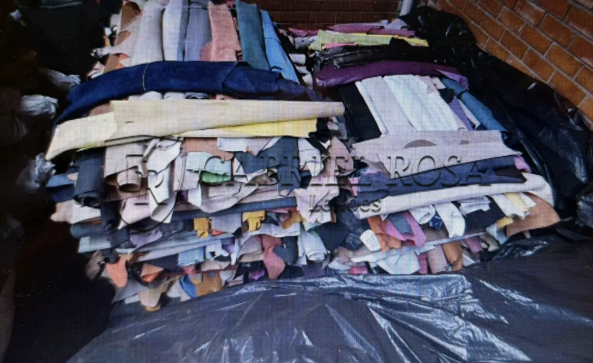 LOTE 001 - Couros acabados bovinos de diversas cores, armazenados em 03 paletes, totalizando 2.200m² de couros