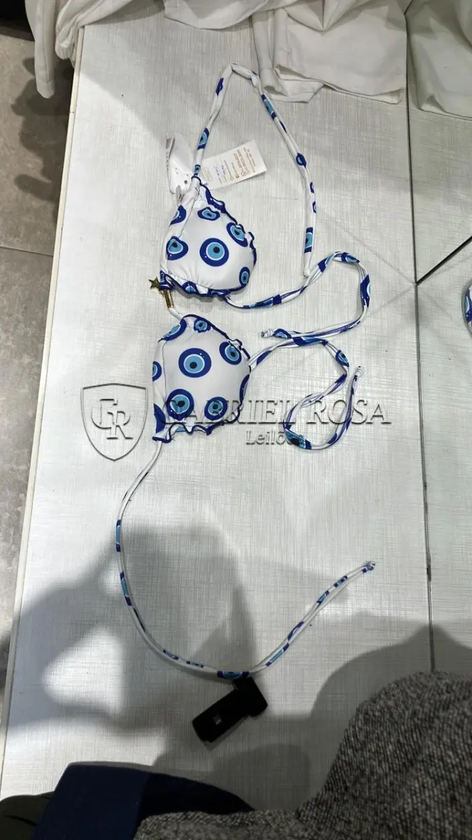 LOTE 001 - Calças Femininas, Bermudas Femininas, Blusões e Blusas de Lã,  Toucas, Camisas Femininas, Camisas Femininas Manga Longa, Macacão Feminino, Saias Femininas, Vestidos Femininos, Biquinis, Maiôs, Jaquetas de Couro Sintético, Jaqueta de  Brim Feminina, Casaco de Lã Feminino, Casacos Femininos, Camisetas Masculinas Manga Curta