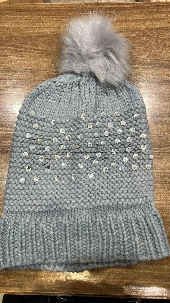 LOTE 001 - Calças Femininas, Bermudas Femininas, Blusões e Blusas de Lã,  Toucas, Camisas Femininas, Camisas Femininas Manga Longa, Macacão Feminino, Saias Femininas, Vestidos Femininos, Biquinis, Maiôs, Jaquetas de Couro Sintético, Jaqueta de  Brim Feminina, Casaco de Lã Feminino, Casacos Femininos, Camisetas Masculinas Manga Curta