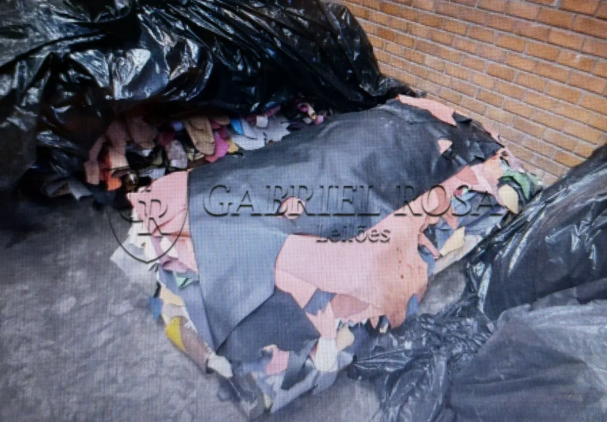 LOTE 001 - Couros acabados bovinos de diversas cores, armazenados em 03 paletes, totalizando 2.200m² de couros