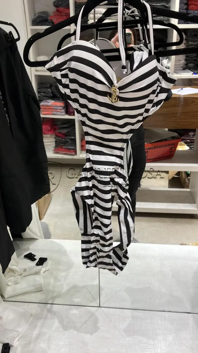 LOTE 001 - Calças Femininas, Bermudas Femininas, Blusões e Blusas de Lã,  Toucas, Camisas Femininas, Camisas Femininas Manga Longa, Macacão Feminino, Saias Femininas, Vestidos Femininos, Biquinis, Maiôs, Jaquetas de Couro Sintético, Jaqueta de  Brim Feminina, Casaco de Lã Feminino, Casacos Femininos, Camisetas Masculinas Manga Curta