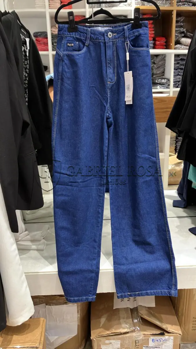 LOTE 001 - Calças Femininas, Bermudas Femininas, Blusões e Blusas de Lã,  Toucas, Camisas Femininas, Camisas Femininas Manga Longa, Macacão Feminino, Saias Femininas, Vestidos Femininos, Biquinis, Maiôs, Jaquetas de Couro Sintético, Jaqueta de  Brim Feminina, Casaco de Lã Feminino, Casacos Femininos, Camisetas Masculinas Manga Curta