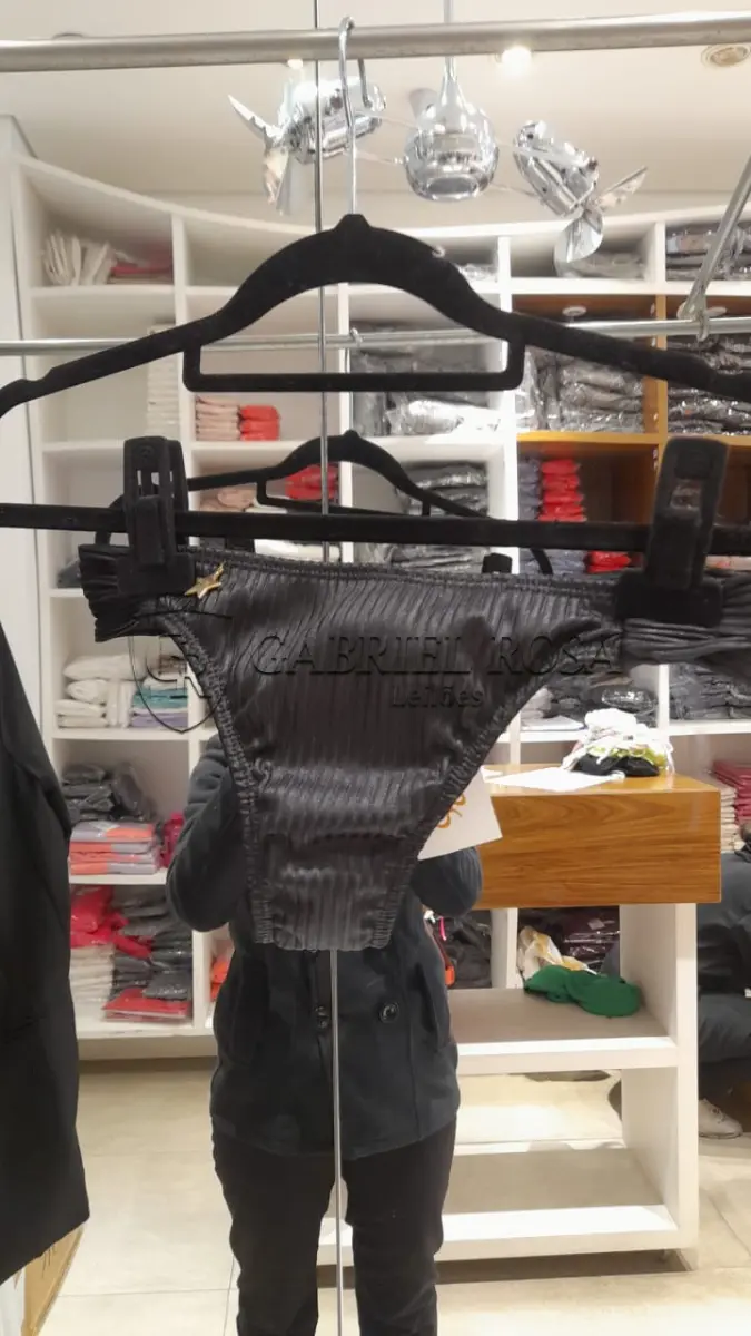 LOTE 001 - Calças Femininas, Bermudas Femininas, Blusões e Blusas de Lã,  Toucas, Camisas Femininas, Camisas Femininas Manga Longa, Macacão Feminino, Saias Femininas, Vestidos Femininos, Biquinis, Maiôs, Jaquetas de Couro Sintético, Jaqueta de  Brim Feminina, Casaco de Lã Feminino, Casacos Femininos, Camisetas Masculinas Manga Curta