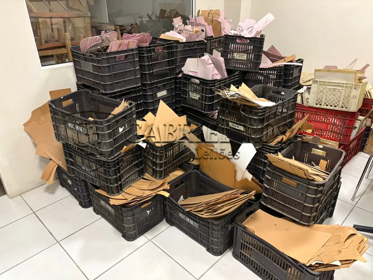 LOTE 168 - Moldes de roupa e bolsas diversos e Caixas de plástico