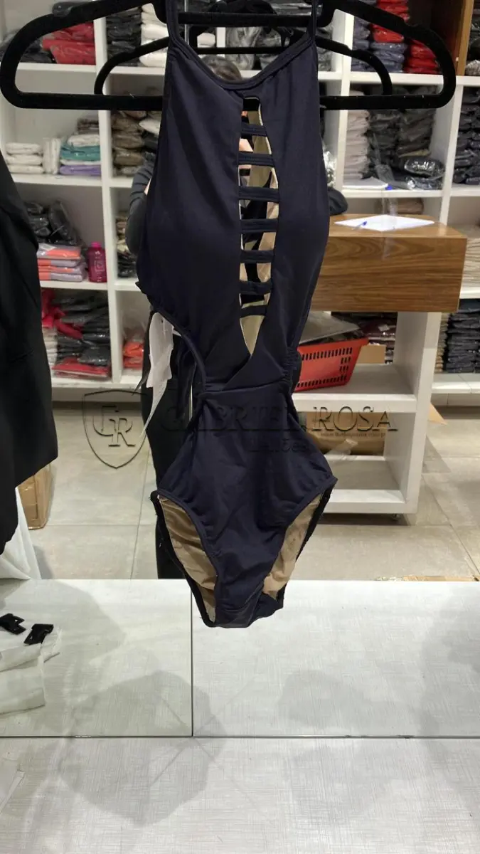 LOTE 001 - Calças Femininas, Bermudas Femininas, Blusões e Blusas de Lã,  Toucas, Camisas Femininas, Camisas Femininas Manga Longa, Macacão Feminino, Saias Femininas, Vestidos Femininos, Biquinis, Maiôs, Jaquetas de Couro Sintético, Jaqueta de  Brim Feminina, Casaco de Lã Feminino, Casacos Femininos, Camisetas Masculinas Manga Curta