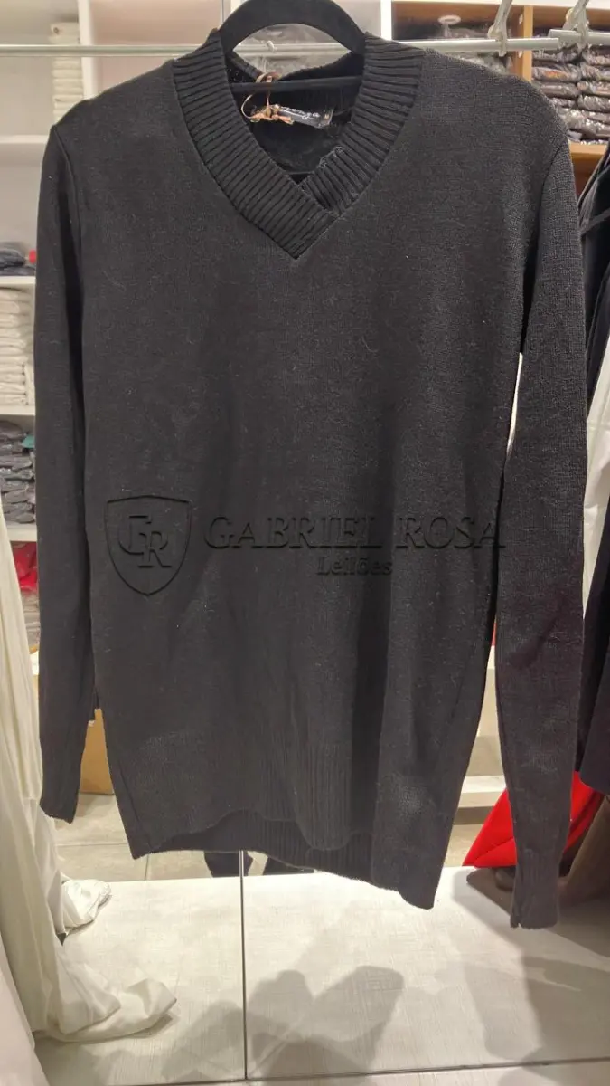 LOTE 001 - Calças Femininas, Bermudas Femininas, Blusões e Blusas de Lã,  Toucas, Camisas Femininas, Camisas Femininas Manga Longa, Macacão Feminino, Saias Femininas, Vestidos Femininos, Biquinis, Maiôs, Jaquetas de Couro Sintético, Jaqueta de  Brim Feminina, Casaco de Lã Feminino, Casacos Femininos, Camisetas Masculinas Manga Curta