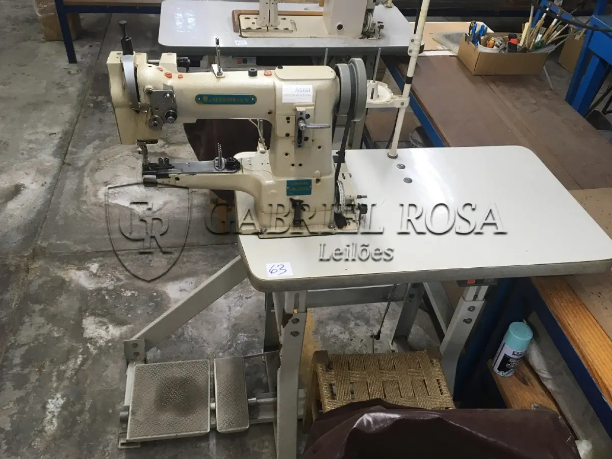 LOTE 119 - Máquina de costura