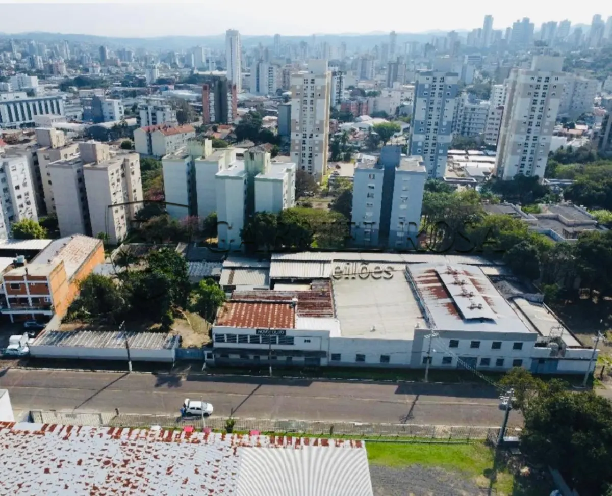 LOTE 001 - 12(doze) edificações em alvenaria, e o respectivo terreno com área de 4.339,00 m², e área total edificada de 3.768,26 m², situado na Rua Jaú, nºs 248, 256 e 318, Bairro Pátria Nova, Novo Hamburgo/RS. Registrado sob matrícula 28.161