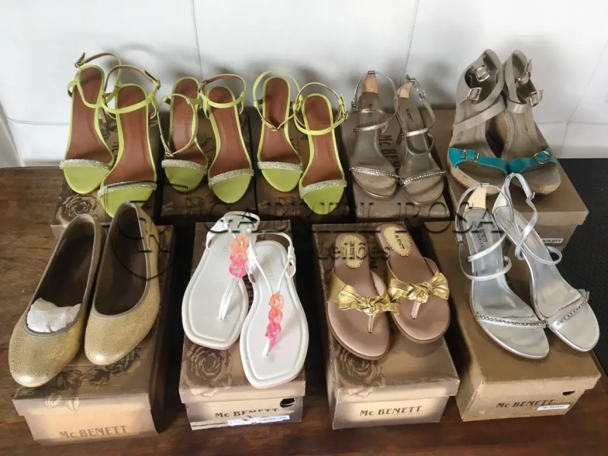 LOTE 052 - Calçados(59 pares) e acessórios diversos(181 un)