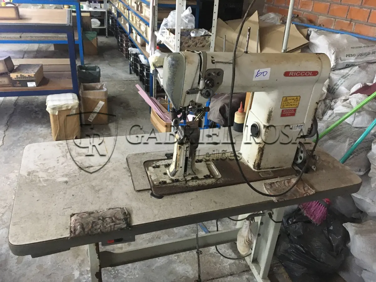 LOTE 115 - Máquina de costura