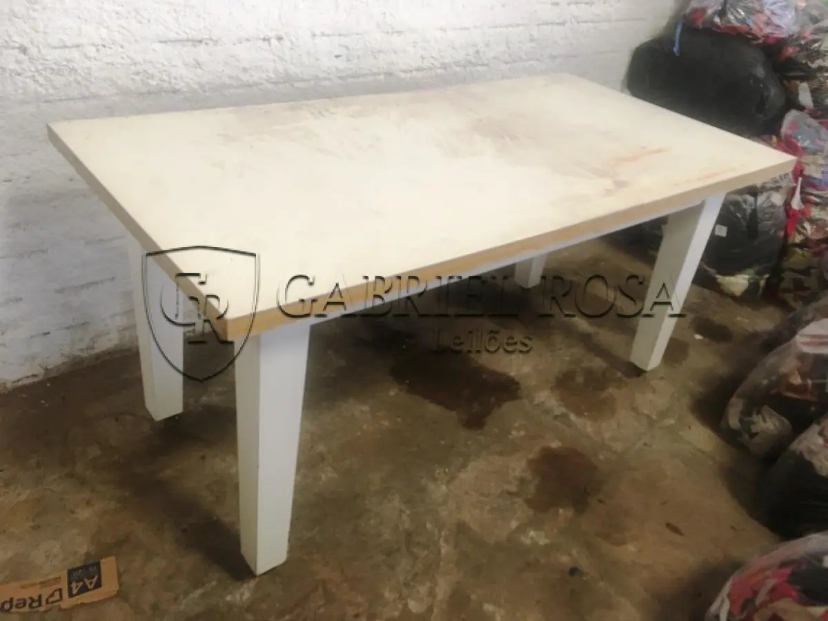 LOTE 037 - Mesa de madeira