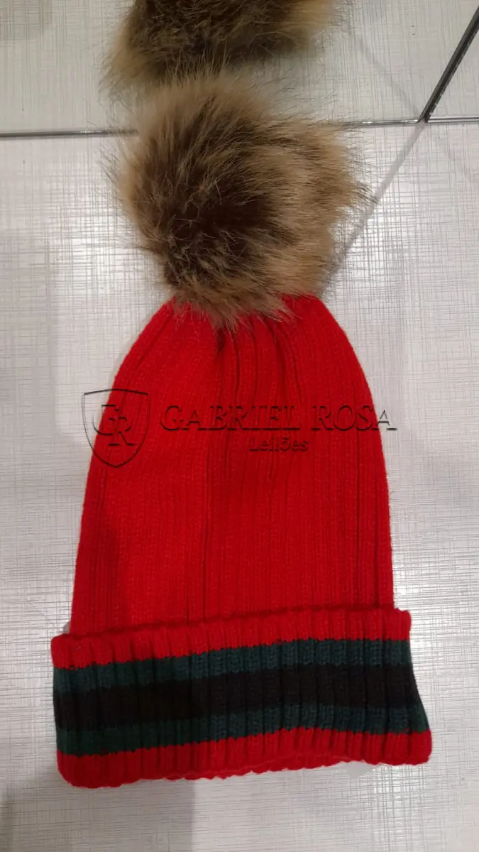 LOTE 001 - Calças Femininas, Bermudas Femininas, Blusões e Blusas de Lã,  Toucas, Camisas Femininas, Camisas Femininas Manga Longa, Macacão Feminino, Saias Femininas, Vestidos Femininos, Biquinis, Maiôs, Jaquetas de Couro Sintético, Jaqueta de  Brim Feminina, Casaco de Lã Feminino, Casacos Femininos, Camisetas Masculinas Manga Curta