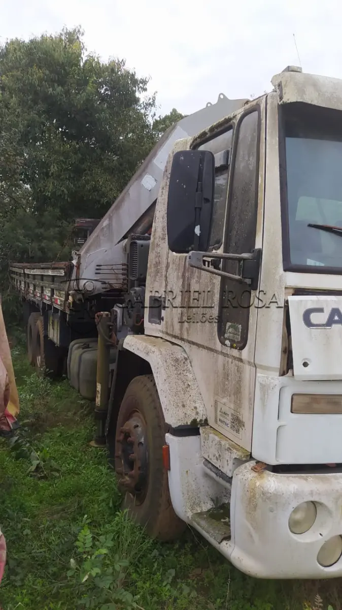 LOTE 004 - Caminhão Ford Cargo 2428 E Diesel 2008 com Guindaste Munck(marca TKA), Carroceria Aberta/Mec Operacinal, Cor Branca, Placa IOO2484. Características Especiais: Terceiro Eixo: Origem: Adaptado
