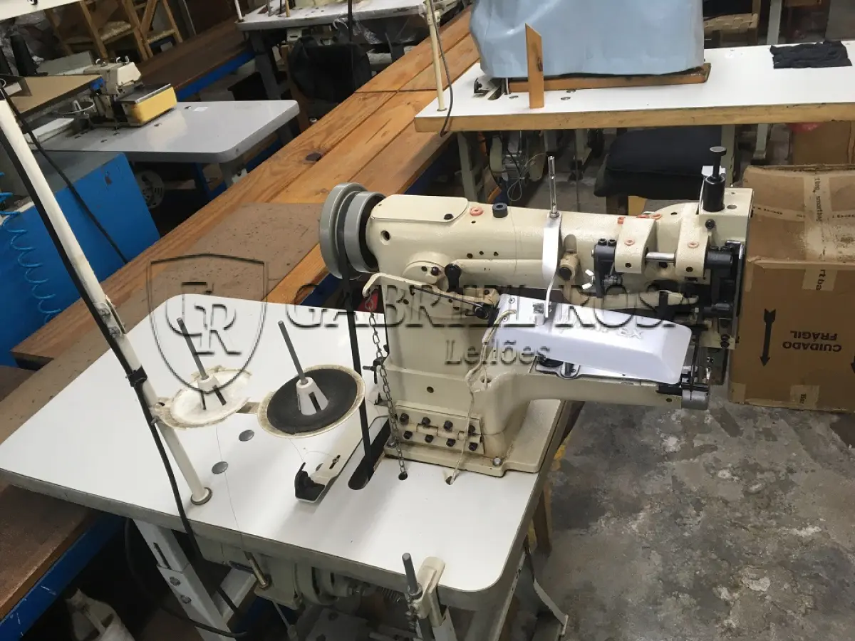 LOTE 119 - Máquina de costura
