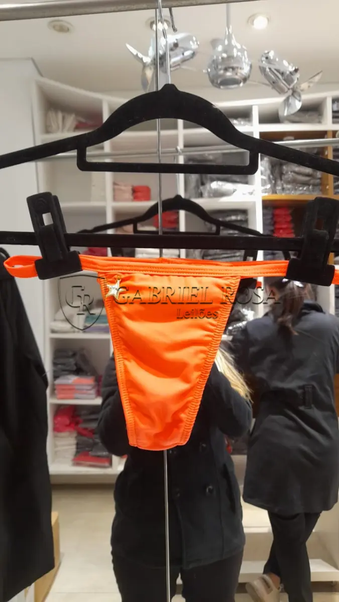 LOTE 001 - Calças Femininas, Bermudas Femininas, Blusões e Blusas de Lã,  Toucas, Camisas Femininas, Camisas Femininas Manga Longa, Macacão Feminino, Saias Femininas, Vestidos Femininos, Biquinis, Maiôs, Jaquetas de Couro Sintético, Jaqueta de  Brim Feminina, Casaco de Lã Feminino, Casacos Femininos, Camisetas Masculinas Manga Curta