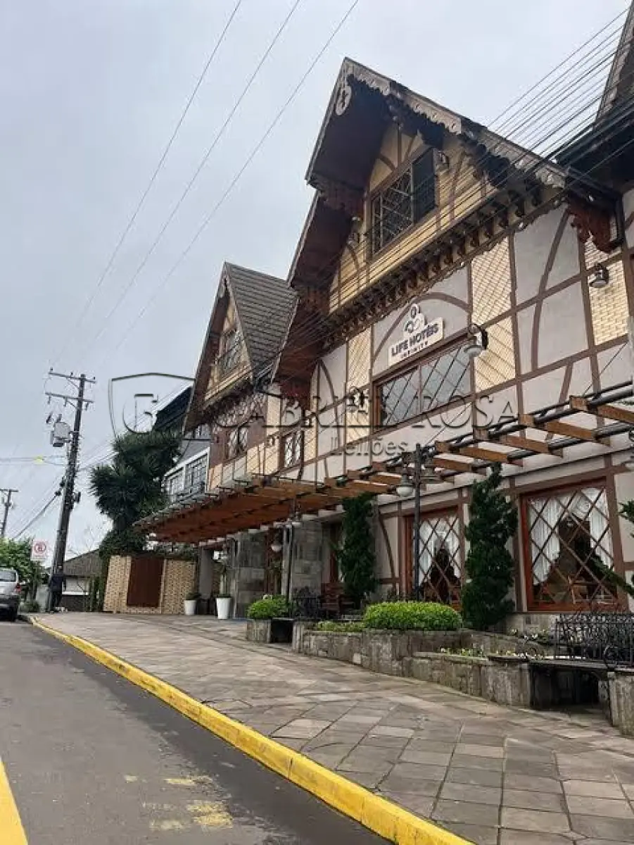 LOTE 001 - Hotel em plena atividade, com 78 apartamentos e demais dependências e instalações e o respectivo terreno com a área superficial de 1.200,00 m², situado na Rua João Carniel, nº 567, Bairro Carniel, Gramado/RS. Matrícula nº 6.832 do Registro de Imóveis da Comarca de Gramado/RS, e conforme Certidão de Construção nº 108 da Secretaria de Fazenda da Prefeitura Municipal de Gramado. NA PRIMEIRA HASTA PÚBLICA SERÃO ACEITOS LANCES A PARTIR DE 70%(setenta por cento) DA AVALIAÇÃO DO IMÓVEL.