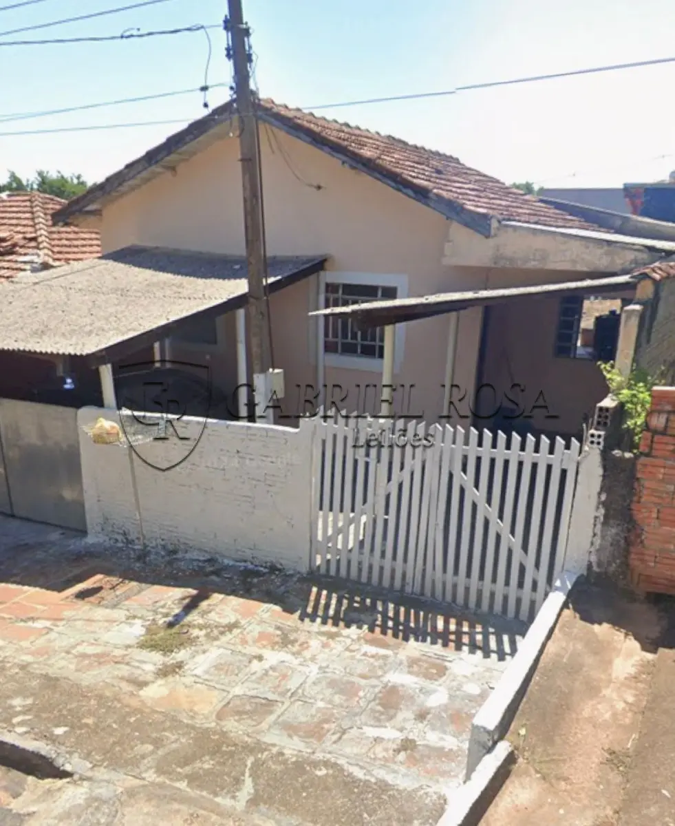 LOTE 003 - Uma residência em alvenaria de tijolo,com 117,75 m² de área construída, possui três quartos, duas salas, cozinha, um banheiro social, uma área de churrasqueira conjugada com área de serviço e um banheiro, em um terreno com área de 338,50 m², situado na Rua Palmital, nº 134, Vila Sant'Ana, Jacarezinho/PR. Registrado sob matrícula nº 3.586