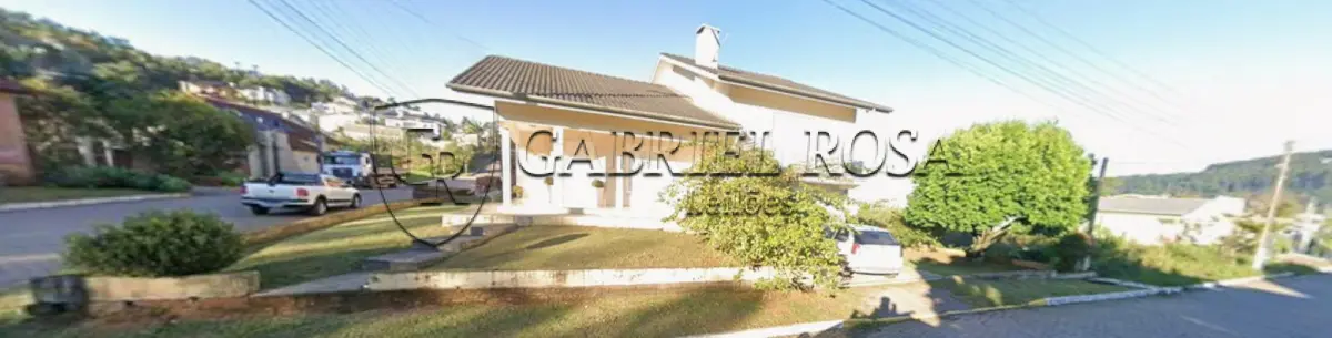 LOTE 004 - Casa em alvenaria em dois pavimentos, com área total de 206,82 m², e o terreno de esquina com superfície de 450,58 m², situado na Rua Benno Alfredo Schmitz, nº 302, Bairro Centro, São Pedro da Serra/RS. Registrado sob Matrícula nº 33.781