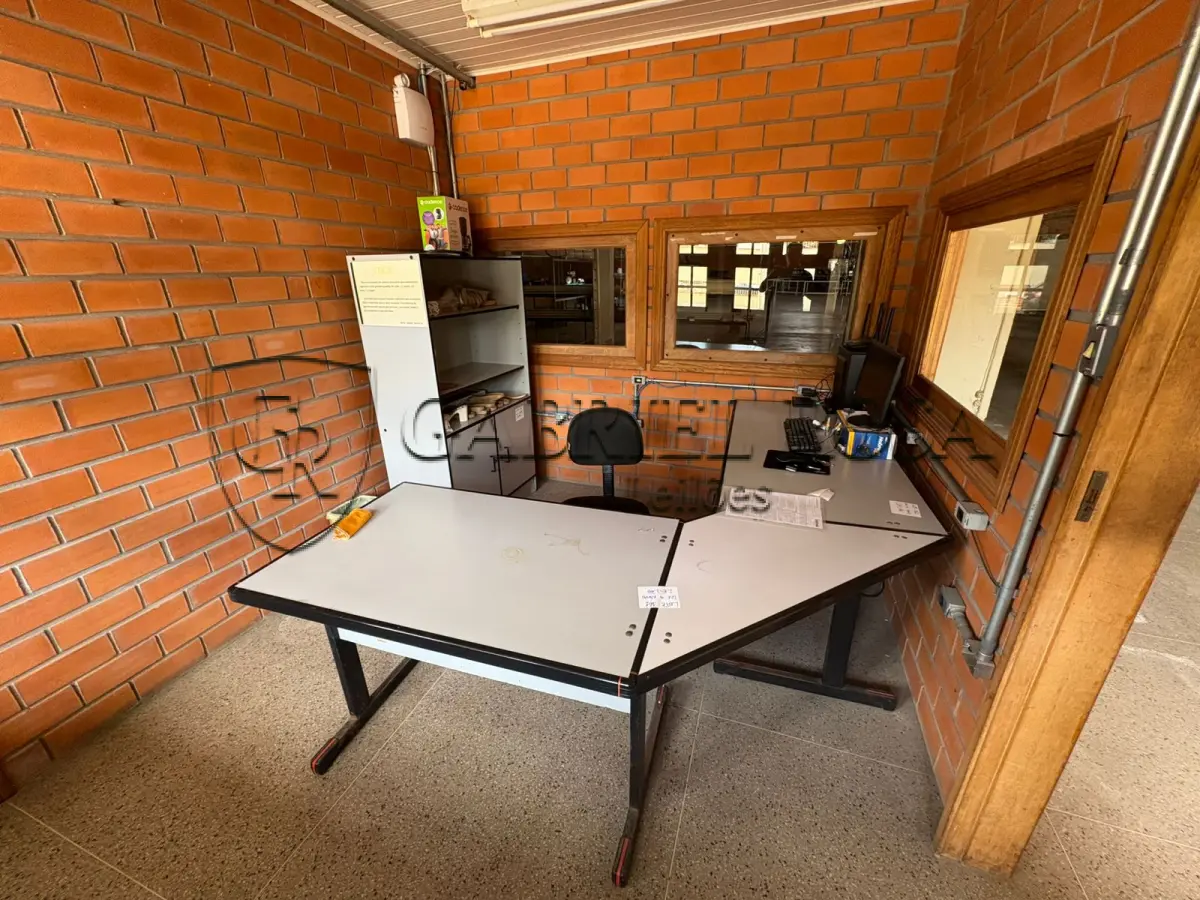 LOTE 161 - Mesas e armários para escritório e outro( 10 un )