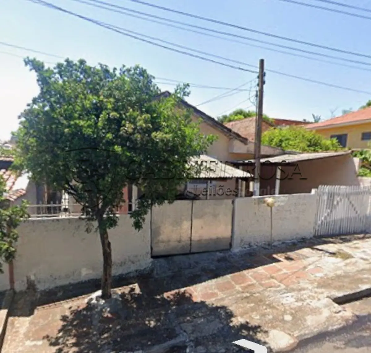 LOTE 003 - Uma residência em alvenaria de tijolo,com 117,75 m² de área construída, possui três quartos, duas salas, cozinha, um banheiro social, uma área de churrasqueira conjugada com área de serviço e um banheiro, em um terreno com área de 338,50 m², situado na Rua Palmital, nº 134, Vila Sant'Ana, Jacarezinho/PR. Registrado sob matrícula nº 3.586