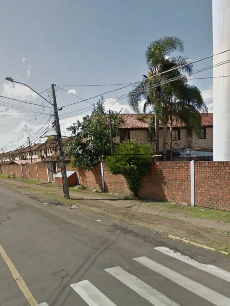 LOTE 002 - Sobrado Residencial nº 111 do Residencial Cidade Jardim, com área real privativa de 43,4710m², constituído de sala de estar, cozinha e banho no pavimento inferior, e circulação e 02(dois) dormitórios no pavimento superior, com uma área de terreno de 5,95m² de utilização exclusiva, situado na Rua Capitão Armínio Bier, nº 475, esquina com a Avenida Tomaz Edison, Bairro Vicentina, São Leopoldo/RS. Registrado sob matrícula 66.357