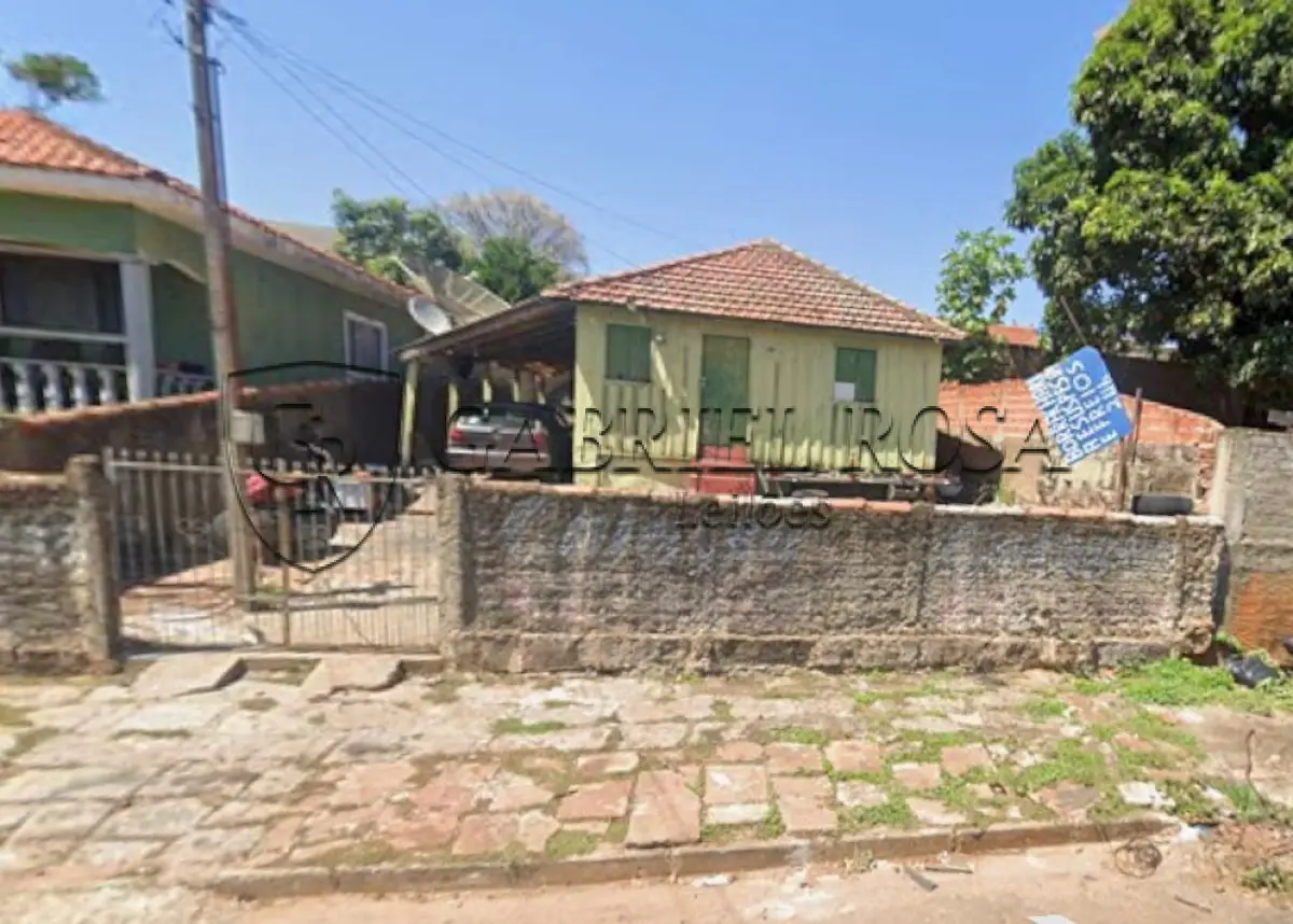 LOTE 004 - Uma casa de madeira, com uma área de serviço na lateral e fundos, três quartos, um banheiro do lado externo da casa, uma cozinha e uma copa, em um terreno com área de 330,00 m², situado na Rua Santo Antônio, nº 51, Vila Sant'Ana, Jacarezinho/PR. Registro sob matrícula nº 3.985