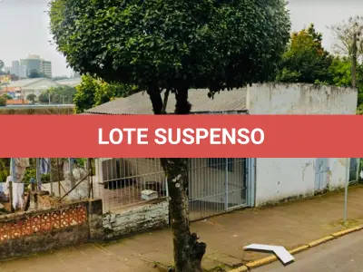 LOTE 001 - Uma casa mista de aproximadamente 48m², com padrão simples de construção e área coberta de 20m², e o respectivo terreno com 314,82 m², situada na Rua João Wendelino Hennemann, nº 579 - Bairro Rondônia - Novo Hamburgo/RS. Registrada sob matrícula nº 56.162