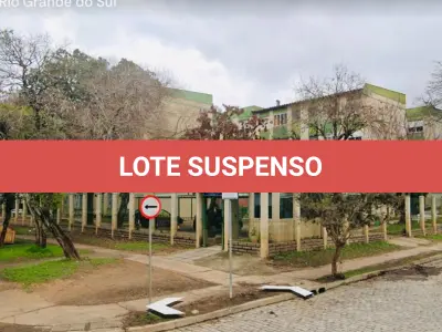 LOTE 001 - O Apartamento nº 105 do Edifício Amambaím, Bloco 2, composto de sala, três dormitórios, circulação, banheiro, cozinha e área de serviço, com 90,182730m² de área real global, sendo 69,943750m² de área real privativa e 20,238990m² de área real de uso comum, endereço Avenida Clóvis Paim Grivot, nº 350, Bairro Humaiatá, Porto Alegre/RS.  Imóvel da matrícula nº 95.011