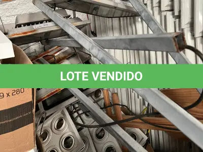 LOTE 148 - Refletores e luminárias