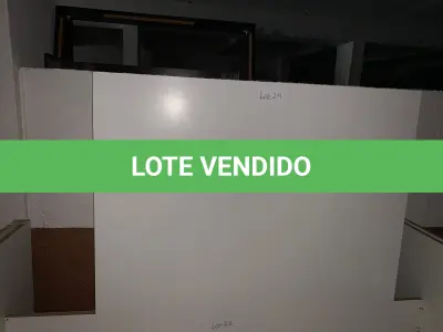 LOTE 211 - Móveis