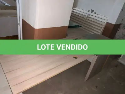 LOTE 207 - Móveis