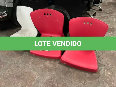 LOTE 004 - Cadeiras