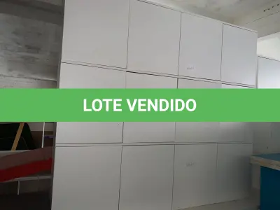 LOTE 211 - Móveis