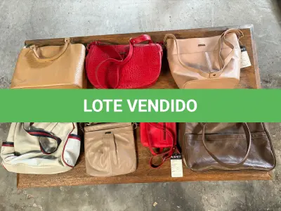 LOTE 164 - Bolsas modelos diversos( 70 un ), e Caixas de plástico