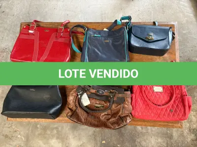 LOTE 164 - Bolsas modelos diversos( 70 un ), e Caixas de plástico