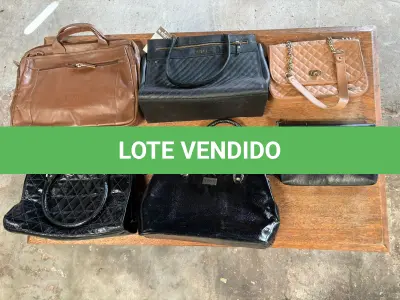 LOTE 164 - Bolsas modelos diversos( 70 un ), e Caixas de plástico