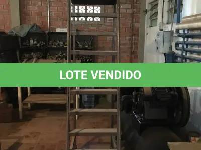 LOTE 125 - Escada móvel
