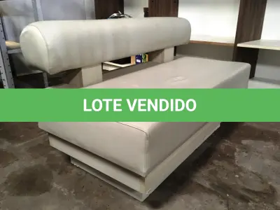 LOTE 043 - Sofá 02 lugares em courvim branco( 04 un )