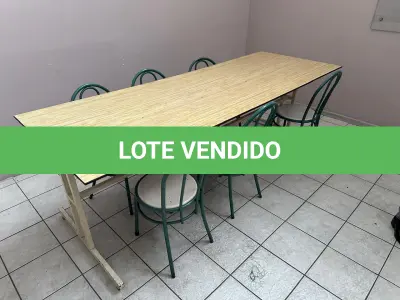 LOTE 038 - Mesas diversas( 22 un )