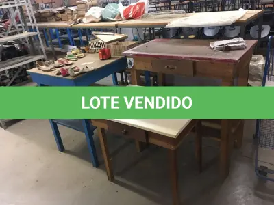 LOTE 135 - Mesas e bancadas de trabalho( 35 un )