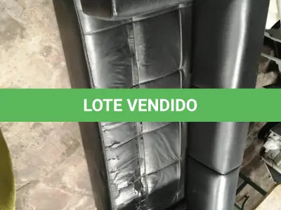 LOTE 042 - Sofá 03 lugares em courvim preto(02 un) e 02 lugares em veludo verde(01 un)