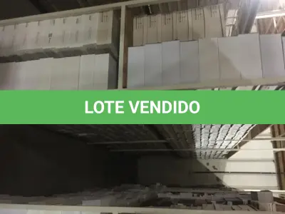 LOTE 055 - Sucata de vidro e papelão
