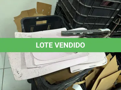 LOTE 168 - Moldes de roupa e bolsas diversos e Caixas de plástico