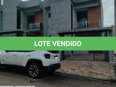 LOTE 001 - Prédio residencial de alvenaria, em dois pavimentos, sendo 49,06m² de pavimento térreo e 54,08m² de pavimento superior, com a área real privativa de 102,47 m², área real de uso comum de 0,67 m², totalizando uma área de 103,14 m², demonimado Casa 03 do "Condomínio Residencial Solin, e uma vaga de estacionamento descoberta com 12,50 m², situado na Rua Hulda Dienstmann, nº 235, Bairro Bela Vista, Estância Velha/RS. Registrado sob Matrícula nº 47.630