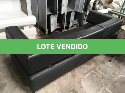 LOTE 042 - Sofá 03 lugares em courvim preto(02 un) e 02 lugares em veludo verde(01 un)