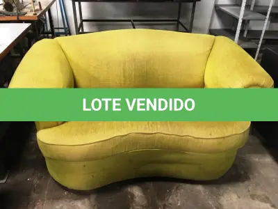 LOTE 042 - Sofá 03 lugares em courvim preto(02 un) e 02 lugares em veludo verde(01 un)