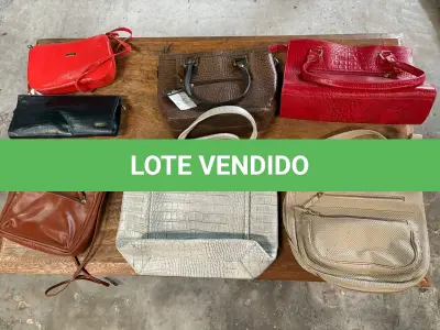 LOTE 164 - Bolsas modelos diversos( 70 un ), e Caixas de plástico