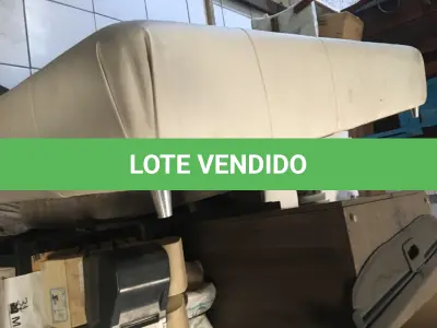 LOTE 044 - Pfuff provador em corino branco